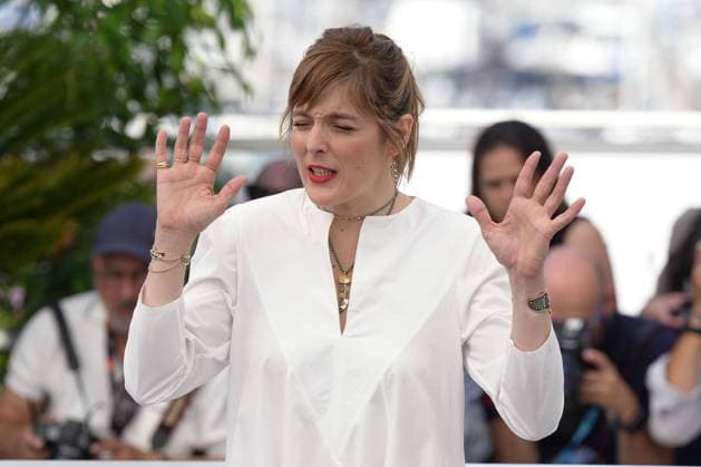ValÃ rie Donzelli CELEBRITES : 76 eme festival de Cannes - Photocall du film Â« L Amour et les Forets (Just The Two Of Us) Â» - Cannes - 24 05 2023 NorbertScanella Panoramic 
