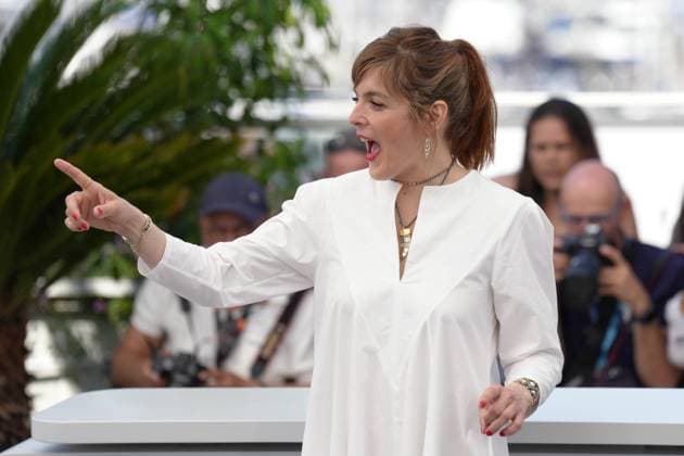 ValÃ rie Donzelli CELEBRITES : 76 eme festival de Cannes - Photocall du film Â« L Amour et les Forets (Just The Two Of Us) Â» - Cannes - 24 05 2023 NorbertScanella Panoramic 