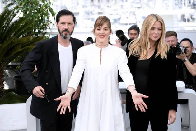 76th Cannes Film Festival 2023, Photocall film L Amour Et Les Forets (Just The Two Of Us) . Pictured: Melvil Poupaud, Virginie Efira, ValÃ rie Donzelli  Copyright: xAlbertoxTerenghi PoolxPhotoxEvenx xPoolxPhotoxEventsx01x IPA_IPA38183413