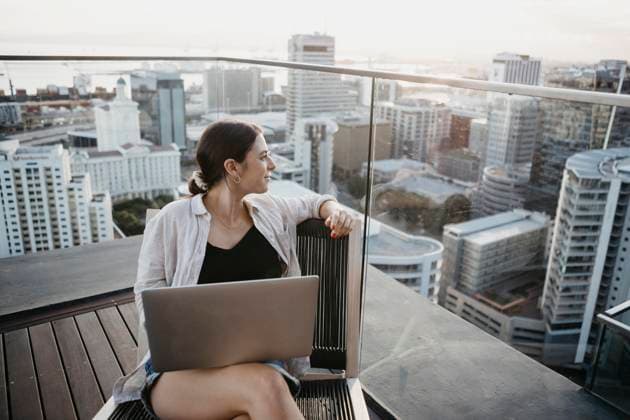 IMAGO Creative, Urban Lifestyle Freelancer with laptop sitting on chair on rooftop model released, Symbolfoto, LHPF01590