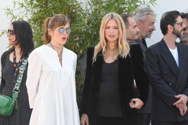 Virginie Efira, Valerie Donzelli - Just the Two of Us photocall, - The 76th Annual Cannes Film Festival CANNES, FRANCE CELEBRITES : 76e Festival de Cannes - Just the Two of Us photocall - 24 05 2023 LionelUrman Panoramic 