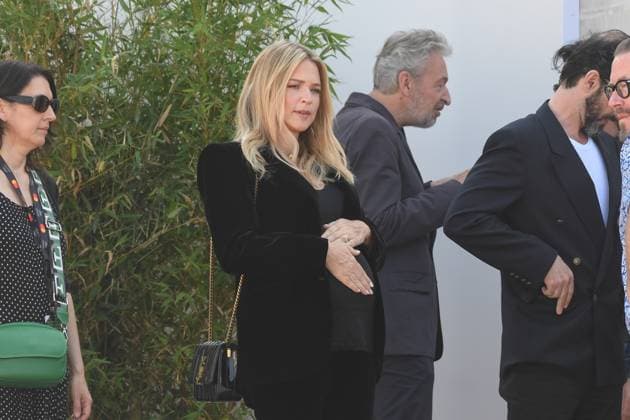 Virginie Efira - Just the Two of Us photocall, - The 76th Annual Cannes Film Festival CANNES, FRANCE CELEBRITES : 76e Festival de Cannes - Just the Two of Us photocall - 24 05 2023 LionelUrman Panoramic 