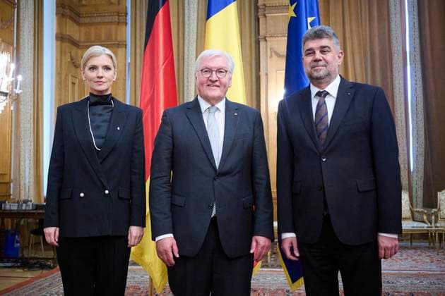 News Themen der Woche KW21 News Bilder des Tages Bundespräsident Frank-Walter Steinmeier reist nach Rumänien zum Staatsbesuch Bundespräsident Frank-Walter Steinmeier reist vom 24. - 26. Mai 2023 nach Rumänien zu einem Staatsbesuch. Im Bild: Begrüßung durch die Vorsitzende des Senats von Rumänien Alina Gorghiu und den Präsidenten der Abgeordnetenkammer von Rumänien Marcel Ciolacu Bukarest Rumänien *** Federal President Frank Walter Steinmeier travels to Romania for a state visit Federal President Frank Walter Steinmeier travels to Romania from 24 26 May 2023 for a state visit In the picture welcome by the President of the Senate of Romania Alina Gorghiu and the President of the Chamber of Deputies of Romania Marcel Ciolacu Bucharest Romania
