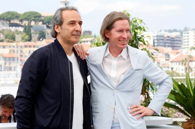 Alexandre Desplat und Wes Anderson beim Photocall zum Kinofilm Asteroid City auf dem Festival de Cannes 2023 76. Internationale Filmfestspiele von Cannes am Palais des Festivals. Cannes, 24.05.2023