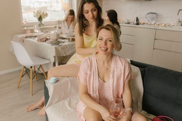 Happy woman sitting with friend at home model released, Symbolfoto property released, VIVF00678