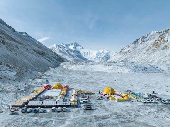 Bilder des Jahres 2023, News 05 Mai News Themen der Woche KW21 (230524) -- XIGAZE, May 24, 2023 -- This aerial photo taken on May 23, 2023 shows the mountaineering base camp in the Qomolangma National Nature Reserve in southwest China s Tibet Autonomous Region. Chinese scientists have launched a new scientific expedition to Mount Qomolangma, with 13 members of the team reaching the world s highest peak at an altitude of 8,848.86 meters on Tuesday. TO GO WITH Letter from Lhasa: Why climb the world s highest peak? ) CHINA-TIBET-MOUNT QOMOLANGMA-SCIENTIFIC EXPEDITION (CN) SunxFei 