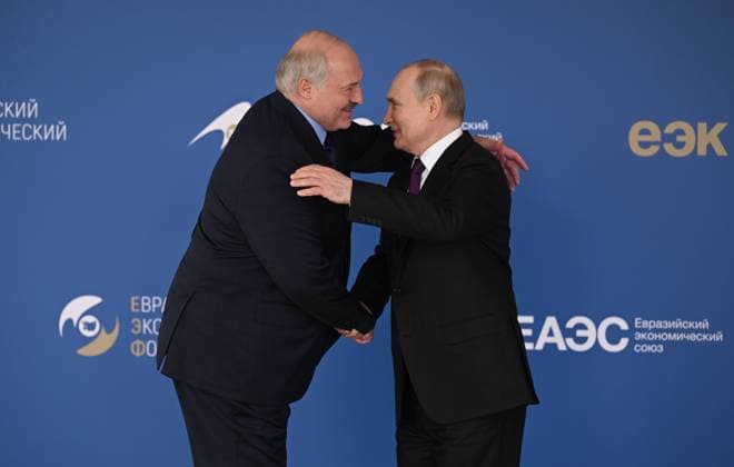 News Themen der Woche KW21 News Bilder des Tages Russia Putin Eurasian Economic Forum 8441515 24.05.2023 Russian President Vladimir Putin greets Belarusian President Alexander Lukashenko before a plenary session of the Eurasian Economic Forum in Moscow, Russia. Grigory Sysoev Sputnik Moscow Russia  Copyright: xGrigoryxSysoevx