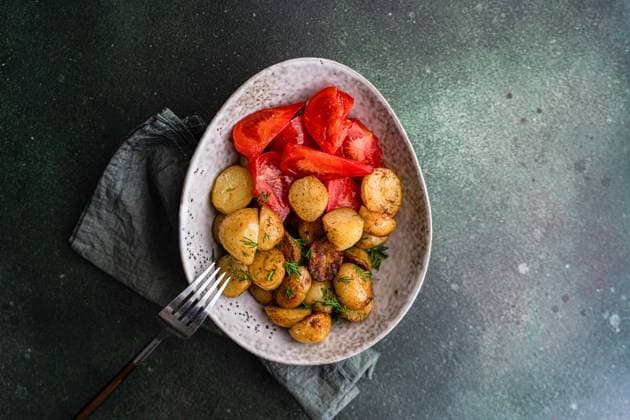 Roasted spring potato with fresh dill herb and raw vegetable salad served in the bowl AnnaBogush_ID13872_419036_001 Copyright: xAnnaxBogushx Model Released