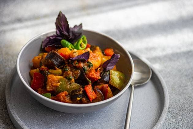 From above traditional Georgian vegetable dish Adjapsandali served in a bowl on a dinner concrete table AnnaBogush_ID14023_423128_003 Copyright: xAnnaxBogushx Model Released