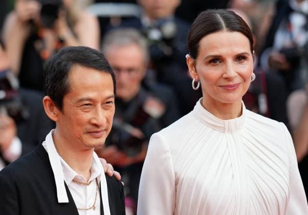 The Pot-au-Feu ( La Passion de Dodin Bouffant ) Red Carpet Premiere at the 76th Edition of the Cannes Film Festival Actress Juliette Binoche and director Tran Anh Hung attend the red carpet event for The Pot-au-Feu ( La Passion de Dodin Bouffant ), directed by Tran Anh Hung, which is in competition, during the 76th edition of the Cannes Film Festival on May 24 2023, in Cannes, France Cannes Palace of Festivals and Congresses of Cannes Cannes France Copyright: xAlexandraxFechetex _ADR6092