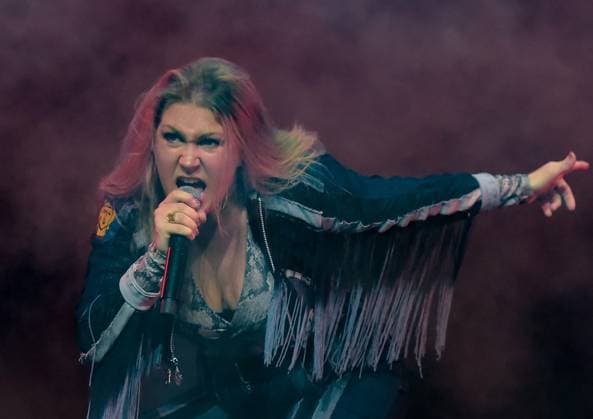 23.05.2023, xlakx, Entertainment Musik, Thundermother emspor, v.l. Linnea Vikstroem von Thundermother live in der Mercedes Benz Arena Berlin. Berlin *** 23 05 2023, xlakx, entertainment music, Thundermother emspor, v l Linnea Vikstroem of Thundermother live at Mercedes Benz Arena Berlin Berlin.