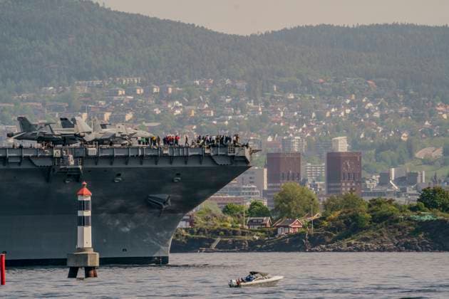 News Themen der Woche KW21 Hangarskipet USS Gerald R. Ford i Oslo Nesodden 20230524. Det amerikanske hangarskipet USS Gerald R. Ford passerer Radhuset i Oslo pa vei inn Oslofjorden, her ved Drobak. Skipet er verdens storste krigsskip og skal ligge i havn i Oslo i fire dager. Foto: Stian Lysberg Solum NTB Nesodden Norge zee9ekuMcq8 EDITORIAL USE ONLY Ref:_POLzee9ekuMcq8.jpg  Copyright: xStianxLysbergxSolumx xNTBx