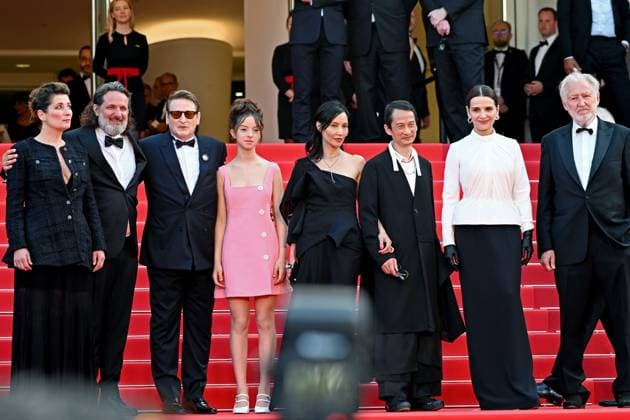 76th Cannes Film Festival 2023, evening 9 - Red Carpet film La Passion De Dodin Bouffant In the photo the cast idonie Dumas, Olivier Delbosc, Benoit Magimel, Bonnie Chagneau-Ravoire, Tran Nu Yen Khe, Director Tran Anh Hung, Juliette Binoche and Pierre Gagnaire  Copyright: xManuelexMangiarottix xipa-agencyx xPoolxPhotoxEventsx01x IPA_IPA38198413