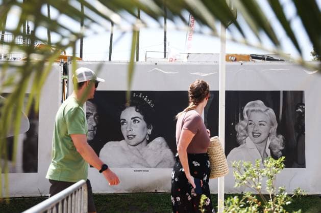 Daily Life In Cannes, France Pictures of Elizabeth Taylor and Jayne Mansfield are seen at an outdoor exhibition during the 76th annual Cannes film festival in Cannes, France on May 24, 2023. Cannes France  Copyright: xBeataxZawrzelx originalFilename: zawrzel-dailylif230524_npZn4.jpg