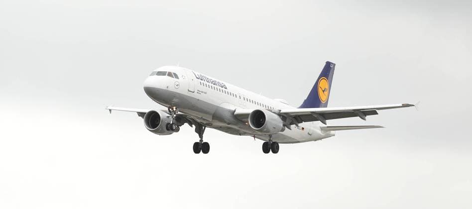 Eine Maschine der Fluglinie Lufthansa im Landeanflug auf den Flughafen Hamburg. Fuhlsbüttel Hamburg *** A Lufthansa airline plane on approach to Hamburg Fuhlsbüttel airport Hamburg