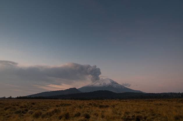 Popocatepetl Volcano Continues With Intense Activity Popocatepetl volcano spews incandescent material on may 24, 2023, in Amecameca, Mexico. The second highest volcano in the Mexico increased its activity, and authorities raised the alert to the second-highest level. Amecameca Mexico  Copyright: xArturoxHernandezx originalFilename: hernandezsanchez-notitle230524_npBaa.jpg