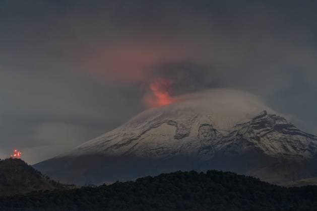 Popocatepetl Volcano Continues With Intense Activity Popocatepetl volcano spews incandescent material on may 24, 2023, in Amecameca, Mexico. The second highest volcano in the Mexico increased its activity, and authorities raised the alert to the second-highest level. Amecameca Mexico  Copyright: xArturoxHernandezx originalFilename: hernandezsanchez-notitle230524_npjQ2.jpg