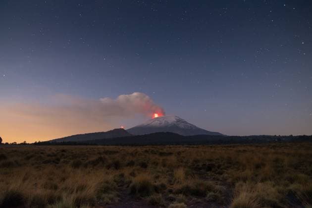 Popocatepetl Volcano Continues With Intense Activity Popocatepetl volcano spews incandescent material on may 24, 2023, in Amecameca, Mexico. The second highest volcano in the Mexico increased its activity, and authorities raised the alert to the second-highest level. Amecameca Mexico  Copyright: xArturoxHernandezx originalFilename: hernandezsanchez-notitle230524_npLZy.jpg