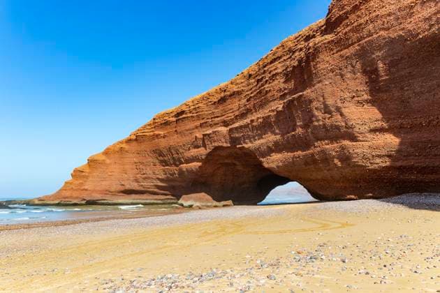 Creative Highlights World Natürlicher Felsküstenbogen am Strand, Legzira, Südmarokko, Nordafrika *** Natural Rocky coastal arch on Beach, Legzira, Southern Morocco, North Africa Copyright: imageBROKER/IanxMurray iblimu09040810.jpg
