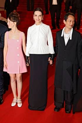 Bonnie Chagneau-Ravoire, Juliette Binoche und Tran Anh Hung nach der Premiere des Kinofilms La passion de Dodin Bouffant auf dem Festival de Cannes 2023 76. Internationale Filmfestspiele von Cannes im Palais des Festivals. Cannes, 24.05.2023