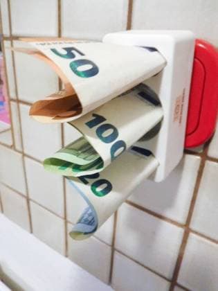 Geldscheine und Steckdose *** Banknotes and socket Copyright: xLobeca RalfxHomburgx