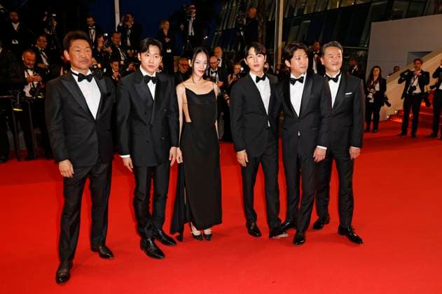 Han Jae-duk, Kim Chang-hoon, Kim Seo-hyung, Song Joong-ki, Hong Xa-bin und Gast bei der Premiere des Kinofilms Il sol dell avvenire A Brighter Tomorrow auf dem Festival de Cannes 2023 76. Internationale Filmfestspiele von Cannes im Palais des Festivals. Cannes, 24.05.2023