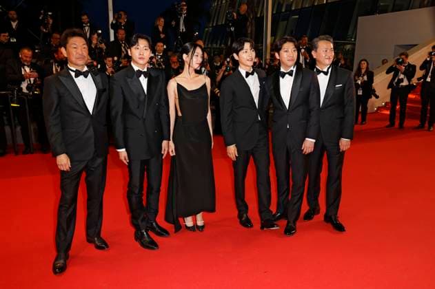 Han Jae-duk, Kim Chang-hoon, Kim Seo-hyung, Song Joong-ki, Hong Xa-bin und Gast bei der Premiere des Kinofilms Il sol dell avvenire A Brighter Tomorrow auf dem Festival de Cannes 2023 76. Internationale Filmfestspiele von Cannes im Palais des Festivals. Cannes, 24.05.2023
