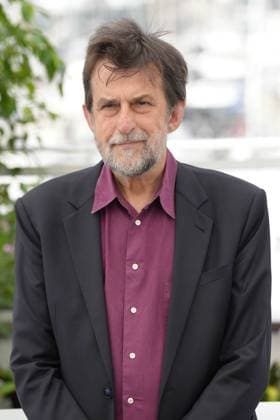 Nanni Moretti CELEBRITES : 76 eme festival de Cannes - Photocall du film Â« Il Sol Dell avvenire (A Brighter Tomorrow) Â» - Cannes - 25 05 2023 NorbertScanella Panoramic 