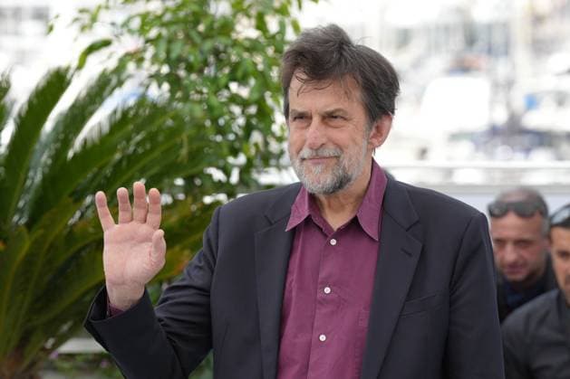 Nanni Moretti CELEBRITES : 76 eme festival de Cannes - Photocall du film Â« Il Sol Dell avvenire (A Brighter Tomorrow) Â» - Cannes - 25 05 2023 NorbertScanella Panoramic 
