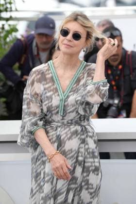 Margherita Buy CELEBRITES : 76 eme festival de Cannes - Photocall du film Â« Il Sol Dell avvenire (A Brighter Tomorrow) Â» - Cannes - 25 05 2023 NorbertScanella Panoramic 