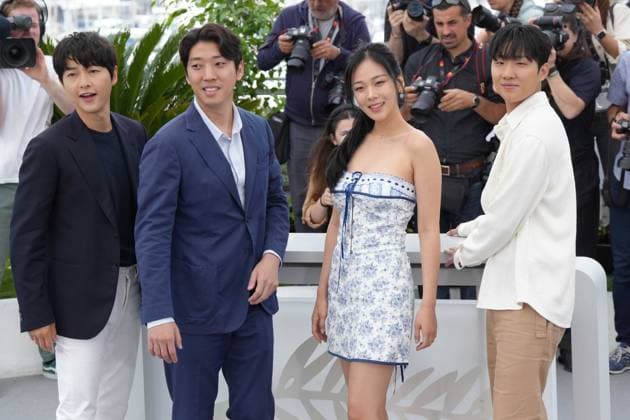Joong Ki Song - Kim Chang Hoon - Hyoung Seo Kim - Xa Bin Hong CELEBRITES : 76 eme festival de Cannes - Photocall du film Â« Hwa-Ran (Hopeless) Â» - Cannes - 25 05 2023 NorbertScanella Panoramic 