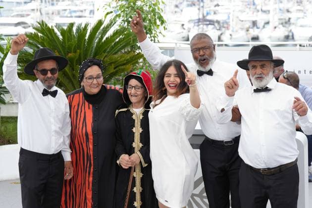 Entertainment Bilder des Tages Abdallah Ez Zouid - Ouardia Zorkani - Zahra Jeddaoui - Asmae El Moudir - Said Masrour - Mohammed El Moudir CELEBRITES : 76 eme festival de Cannes - Photocall du film Â« Kadib Abyad (The Mother Of All Lies) Â» - Cannes - 25 05 2023 NorbertScanella Panoramic 