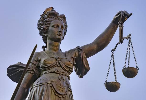 Justiz, Symbolfotos xblx, Justiz, Justitia mit Waage und Schwert im Gerechtigkeitsbrunnen auf dem Römerberg in Frankfurt, Frankfurt am Main *** xblx, justice, Justitia with scales and sword in the fountain of justice on the Römerberg in Frankfurt, Frankfurt am Main