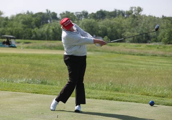 News Themen der Woche KW21 News Bilder des Tages STERLING, VA - MAY 25: Former US President Donald Trump seen golfing at Trump National Golf Club Washington DC in Sterling, Virginia on May 25, 2023. Copyright: xmpi34x