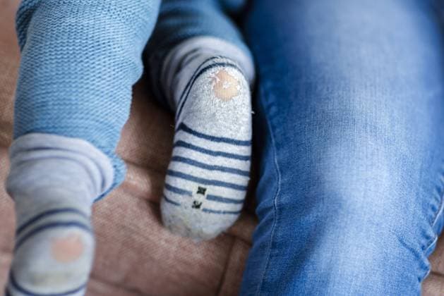 Thema: Kind mit kaputten Socken, Kinderarmut. Bonn Deutschland *** Theme child with broken socks, child poverty Bonn Germany Copyright: xUtexGrabowsky photothek.dex