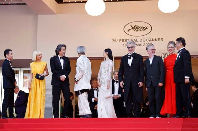 Koji Yanai, Aoi Yamada, Koji Yakusho, Min Tanaka, Wim Wenders, Arisa Nakano, Donata Wenders und Gast bei der Premiere des Kinofilms Perfect Days auf dem Festival de Cannes 2023 76. Internationale Filmfestspiele von Cannes im Palais des Festivals. Cannes, 25.05.2023