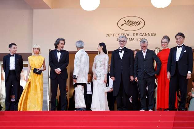 Koji Yanai, Aoi Yamada, Koji Yakusho, Min Tanaka, Wim Wenders, Arisa Nakano, Donata Wenders und Gast bei der Premiere des Kinofilms Perfect Days auf dem Festival de Cannes 2023 76. Internationale Filmfestspiele von Cannes im Palais des Festivals. Cannes, 25.05.2023