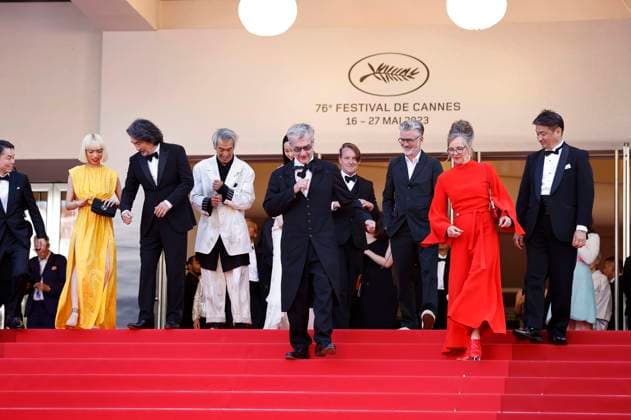Koji Yanai, Aoi Yamada, Koji Yakusho, Min Tanaka, Wim Wenders, Arisa Nakano, Donata Wenders und Gast bei der Premiere des Kinofilms Perfect Days auf dem Festival de Cannes 2023 76. Internationale Filmfestspiele von Cannes im Palais des Festivals. Cannes, 25.05.2023