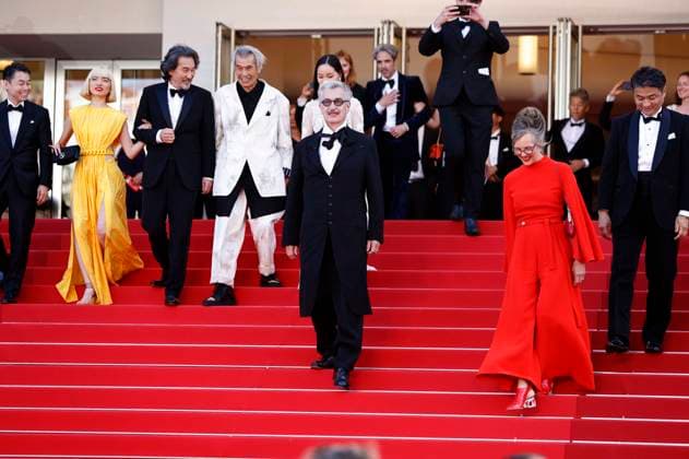 Koji Yanai, Aoi Yamada, Koji Yakusho, Min Tanaka, Wim Wenders, Arisa Nakano, Donata Wenders und Gast bei der Premiere des Kinofilms Perfect Days auf dem Festival de Cannes 2023 76. Internationale Filmfestspiele von Cannes im Palais des Festivals. Cannes, 25.05.2023