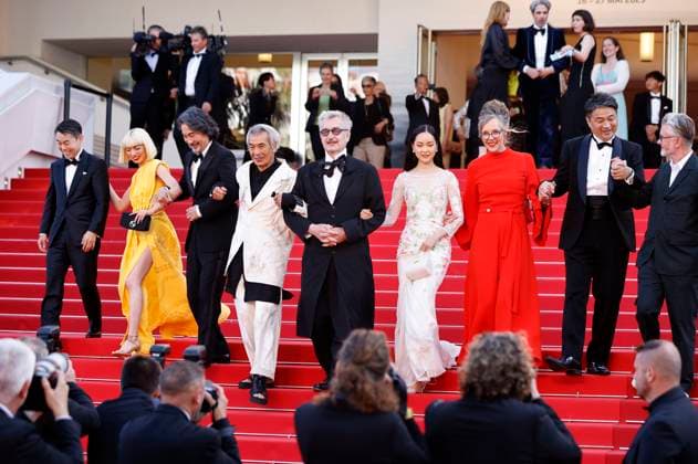 Koji Yanai, Aoi Yamada, Koji Yakusho, Min Tanaka, Wim Wenders, Arisa Nakano, Donata Wenders und Gast bei der Premiere des Kinofilms Perfect Days auf dem Festival de Cannes 2023 76. Internationale Filmfestspiele von Cannes im Palais des Festivals. Cannes, 25.05.2023