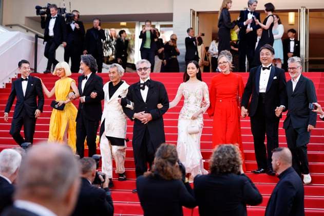 Entertainment Bilder des Tages Koji Yanai, Aoi Yamada, Koji Yakusho, Min Tanaka, Wim Wenders, Arisa Nakano, Donata Wenders und Gast bei der Premiere des Kinofilms Perfect Days auf dem Festival de Cannes 2023 76. Internationale Filmfestspiele von Cannes im Palais des Festivals. Cannes, 25.05.2023