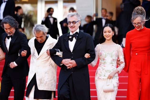 Koji Yakusho, Min Tanaka, Wim Wenders, Arisa Nakano und Donata Wenders bei der Premiere des Kinofilms Perfect Days auf dem Festival de Cannes 2023 76. Internationale Filmfestspiele von Cannes im Palais des Festivals. Cannes, 25.05.2023