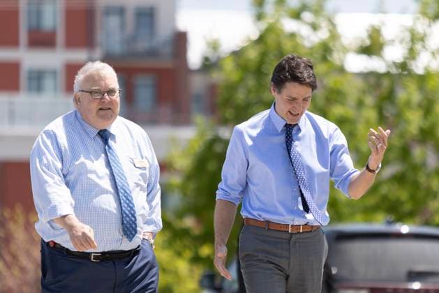 May 25, 2023, St. Thomas, ON, Canada: Prime Minister Justin Trudeau walks with mayor Joseph Preston to The Atrium in St. Thomas, Ont., on Thursday, May 25, 2023. St. Thomas Canada  - ZUMAc35_ 20230525_zaf_c35_039 Copyright: xNicolexOsbornex