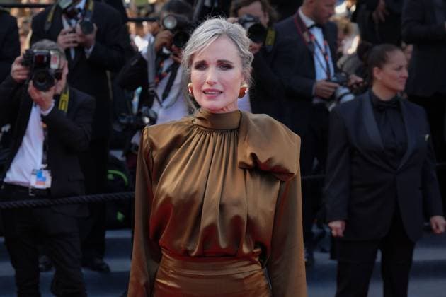Andie MacDowell CELEBRITES : 76 eme festival de Cannes - Red Carpet du film Â« L™Ã tÃ Dernier (Last Summer Â» - Cannes - 25 05 2023 NorbertScanella Panoramic 
