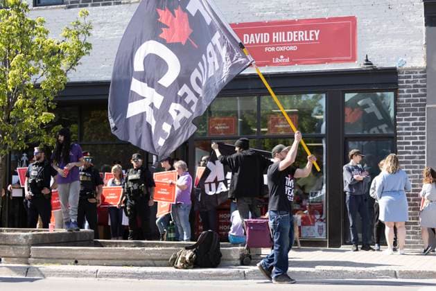 May 25, 2023, Woodstock, ON, Canada: People protest as Prime Minister Justin Trudeau visits Liberal candidate David Hilderley s campaign office in Woodstock, Ont. on Thursday, May 25, 2023. Woodstock Canada  - ZUMAc35_ 20230525_zaf_c35_053 Copyright: xNicolexOsbornex