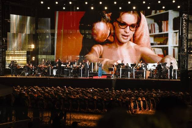 SANS ACCREDITATION - Stephane De Groodt, Elodie Frege - Enregistrement sur la plage Mace de Cannes de Cannes chante le cinema qui sera diffuse sur France 2 samedi 27 mai 2023, 76th Cannes Film Festival, CANNES, FRANCE CELEBRITES : Enregistrement - Cannes Chante - 76 eme festival de Cannes - Cannes - 25 05 2023 LionelUrman Panoramic 