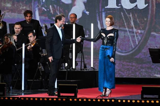 SANS ACCREDITATION - Stephane De Groodt, Elodie Frege - Enregistrement sur la plage Mace de Cannes de Cannes chante le cinema qui sera diffuse sur France 2 samedi 27 mai 2023, 76th Cannes Film Festival, CANNES, FRANCE CELEBRITES : Enregistrement - Cannes Chante - 76 eme festival de Cannes - Cannes - 25 05 2023 LionelUrman Panoramic 