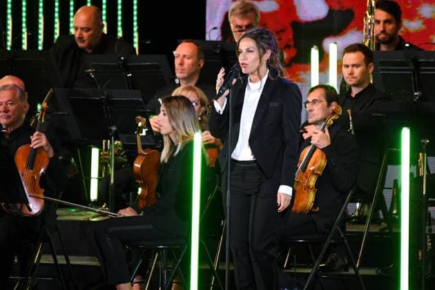 SANS ACCREDITATION - Elisa Tovati - Enregistrement sur la plage Mace de Cannes de Cannes chante le cinema qui sera diffuse sur France 2 samedi 27 mai 2023, 76th Cannes Film Festival, CANNES, FRANCE CELEBRITES : Enregistrement - Cannes Chante - 76 eme festival de Cannes - Cannes - 25 05 2023 LionelUrman Panoramic 
