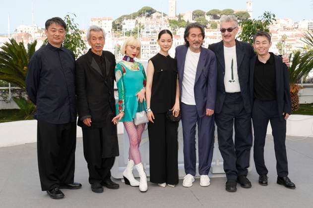 Takuma Takasaki, Min Tanaka, Aoi Yamada, Arisa Nakano, Koji Yakusho, Wim Wenders und Koji Yanai beim Photocall zum Kinofilm Perfect Days auf dem Festival de Cannes 2023 76. Internationale Filmfestspiele von Cannes am Palais des Festivals. Cannes, 26.05.2023