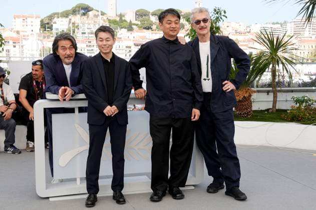 Koji Yakusho, Koji Yanai, Takuma Takasaki und Wim Wenders beim Photocall zum Kinofilm Perfect Days auf dem Festival de Cannes 2023 76. Internationale Filmfestspiele von Cannes am Palais des Festivals. Cannes, 26.05.2023